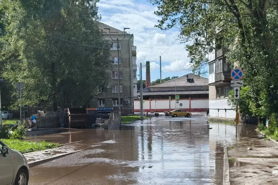 После шторма «Бернадетт» на недавно благоустроенной части ул. Диккенса в центре Калининграда образовалась глубокая лужа, в которой глохли автомобили; перед ней установили знак «кирпич», жители жалуются, что проблема не устранена.