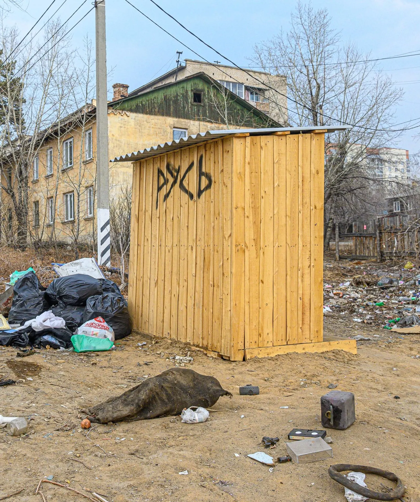 В Чите подтвердили, что знаменитый уличный туалет на Таежной демонтируют в рамках проекта расселения аварийных бараков и строительства детсада. Под расселение попадают 103 человека, сроки переезда — до 4 февраля 2028 года.