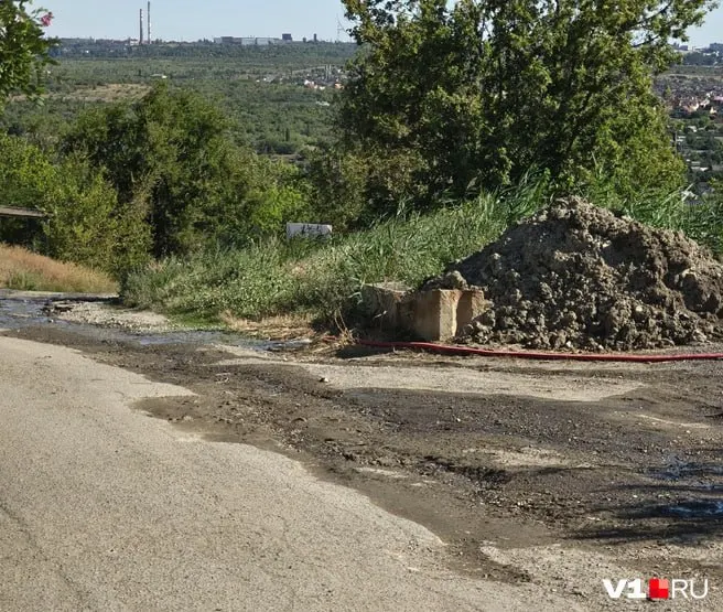 Утром 30 июля жители Ворошиловского района заметили пахучую жидкость, текущую по дороге к дачам из ярко‑оранжевой трубы; источник и причины слива устанавливаются.