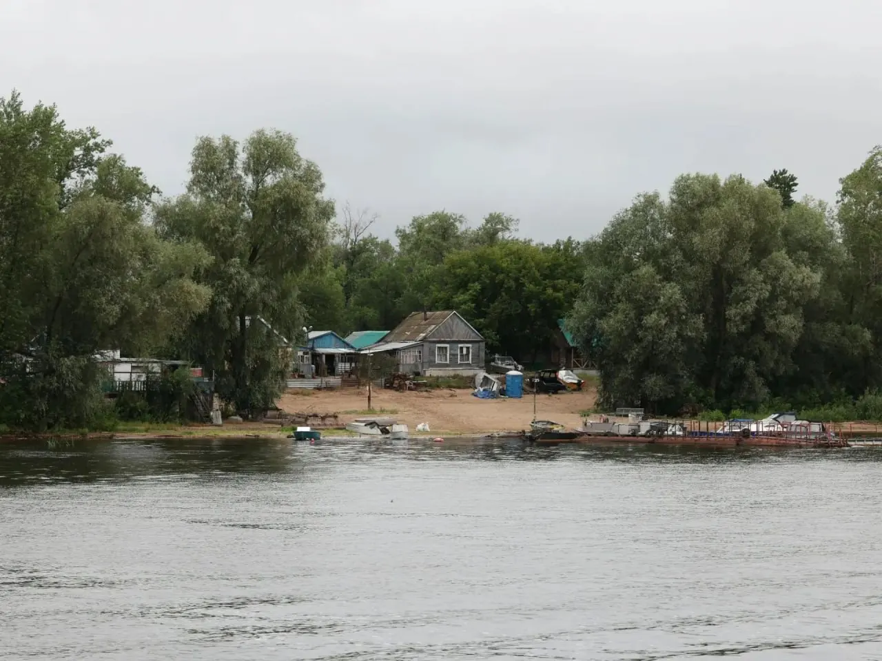 На островах Волги обнаружили 22 турбазы без договоров на вывоз отходов. АО «Экология» должно заключить соглашения, наладить графики уборки и скорректировать расположение контейнерных площадок; сезон уборки продлён на период навигации.