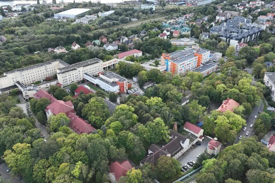 Администрация города планирует завершить обустройство подходов к Детской областной больнице и парковочного пространства после расторжения контракта с подрядчиком из‑за многомесячной просрочки.