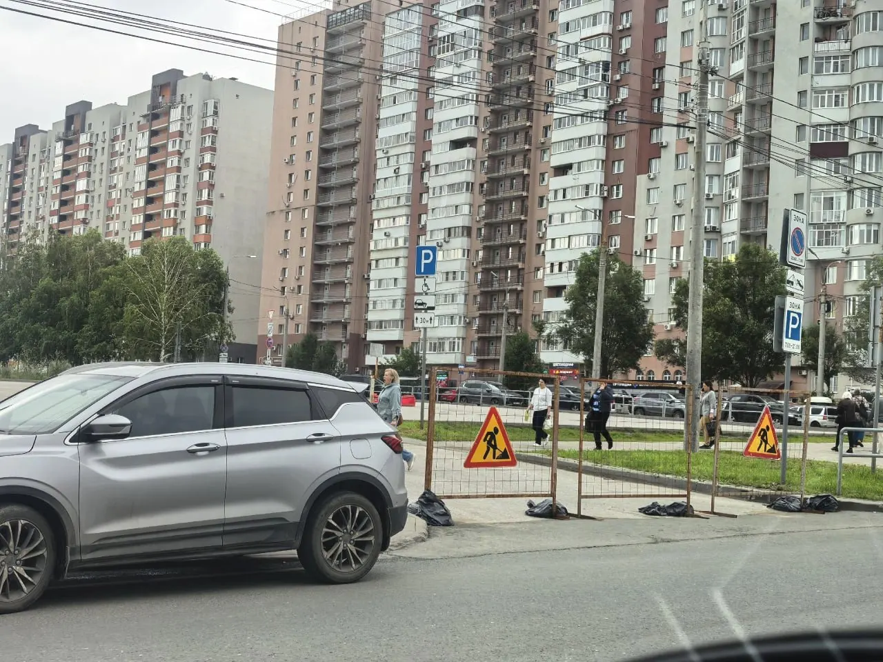Парковка у онкоцентра закрыта с конца июня: жители отмечают, что машины встают в несколько рядов, а сопровождающим больных некуда оставить авто. В администрации района заявили, что участок принадлежит многоквартирному дому и там планируются ремонтные работы.
