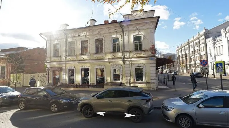 Дом №27 на улице Яблочкова в Саратове признали аварийным. Жильцов обязали переселиться, а собственникам — провести реконструкцию до 31 июля 2029 года. Здание является объектом культурного наследия и было построено в 1880‑е годы.