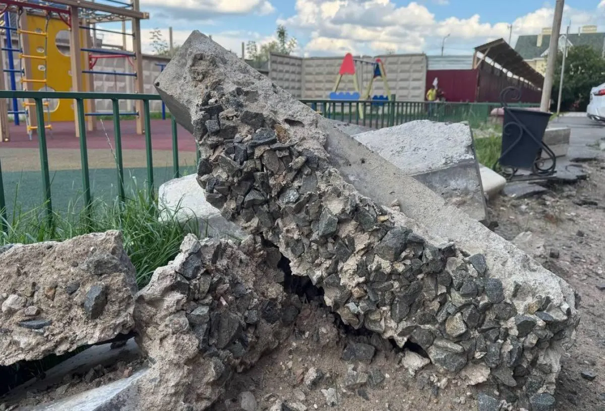 После ремонта теплотрассы на улице Октябрьской во дворе дома №159 асфальт два года не восстанавливали. Жильцы выиграли суд — компания должна уложить покрытие до 1 ноября 2026 года, за каждый день просрочки положена неустойка 500 рублей.