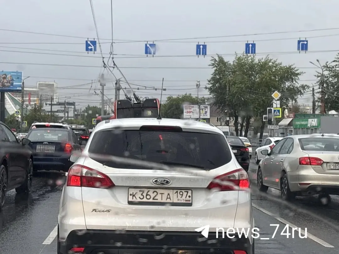 Из‑за непогоды в нескольких районах Челябинска остановилось движение: на некоторых перекрёстках не работают светофоры, на шоссе — глубокие лужи. Плановое отключение водоснабжения в Новосинеглазово перенесли на более поздний срок.