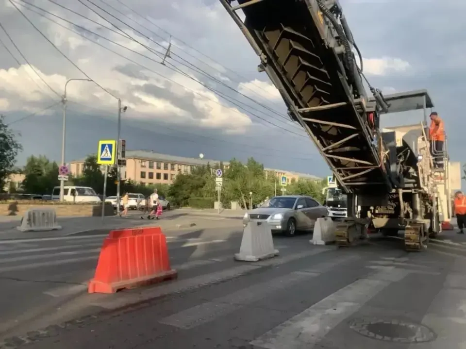 На участке от улицы Димитрова до площади Октября ведут работы: снимают старый асфальт, обновят верхний слой, тротуары и бордюры. Стоимость — 124 млн рублей, работы проходят в рамках национального проекта и в основном проводятся ночью.