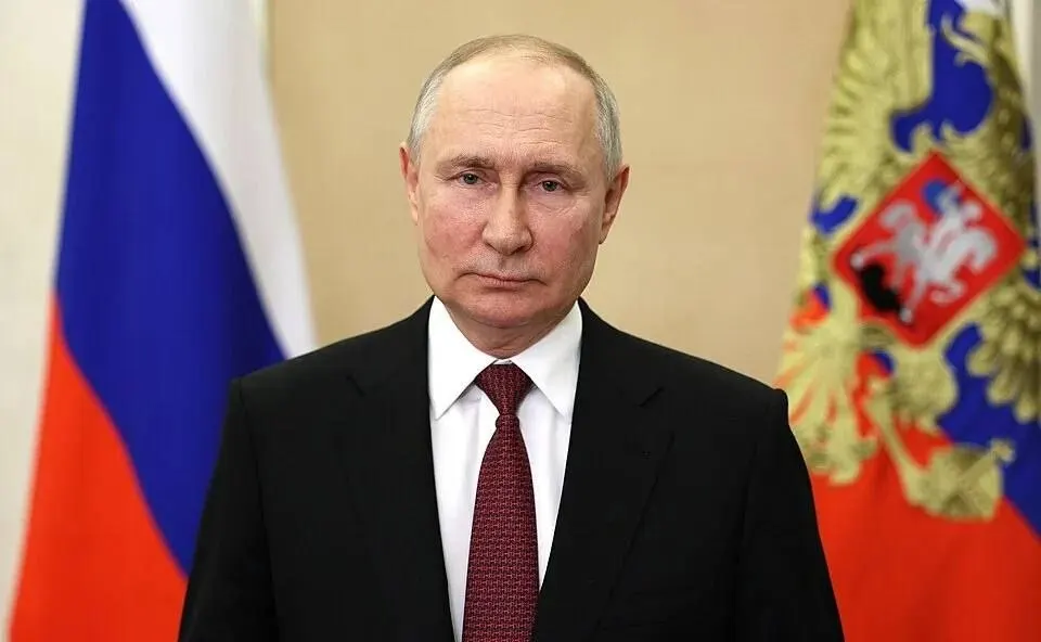 Президент подписал закон, который предоставляет военным и военкоматам доступ к сведениям ЗАГС о составе семьи, детях и супругах граждан. Одновременно утверждён пакет других мер — от ограничений для букмекеров до ответственности за оформление SIM‑карт и правил использования авторских материалов для обучения ИИ.