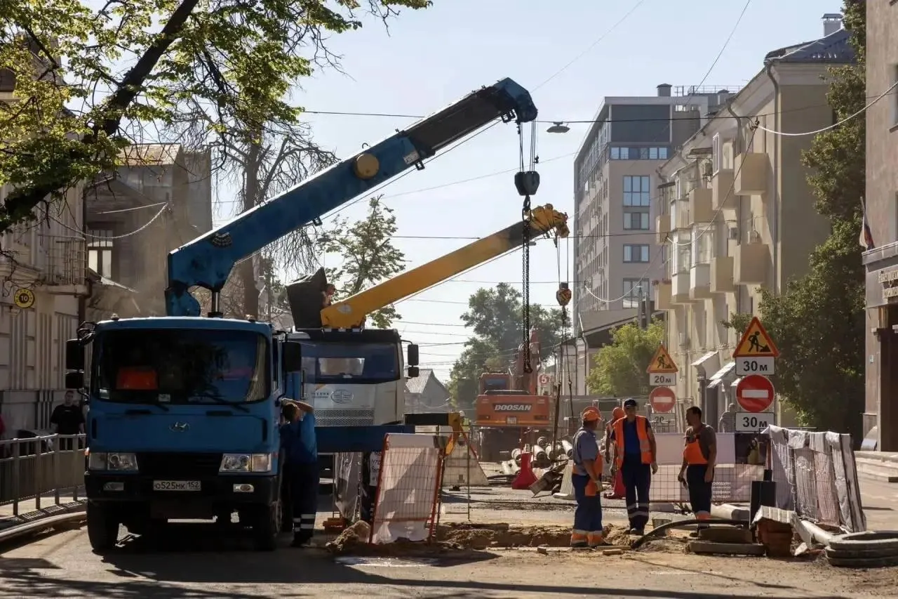 На Маслякова меняют коммуникации и расширяют дорогу до 3–4 полос; работы сократили с двух лет до этого года, на капитальный ремонт выделено 80 млн рублей.