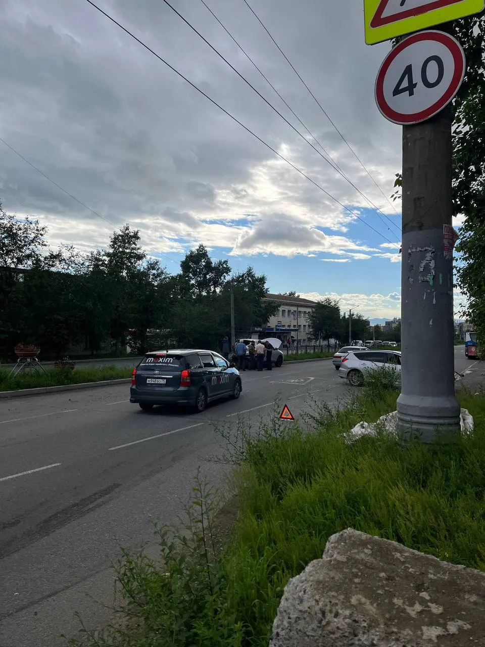После столкновения один автомобиль оказался на разделительной полосе, второй перегородил проезд. Из‑за ремонта канализации дорога сузилась до одной полосы, однако серьёзных пробок пока нет.