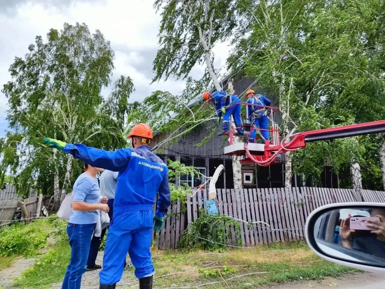 Губернатор подписал распоряжение о выплатах пострадавшим домовладельцам и выделении 25 млн рублей на восстановление социальных объектов после урагана 21 июля.