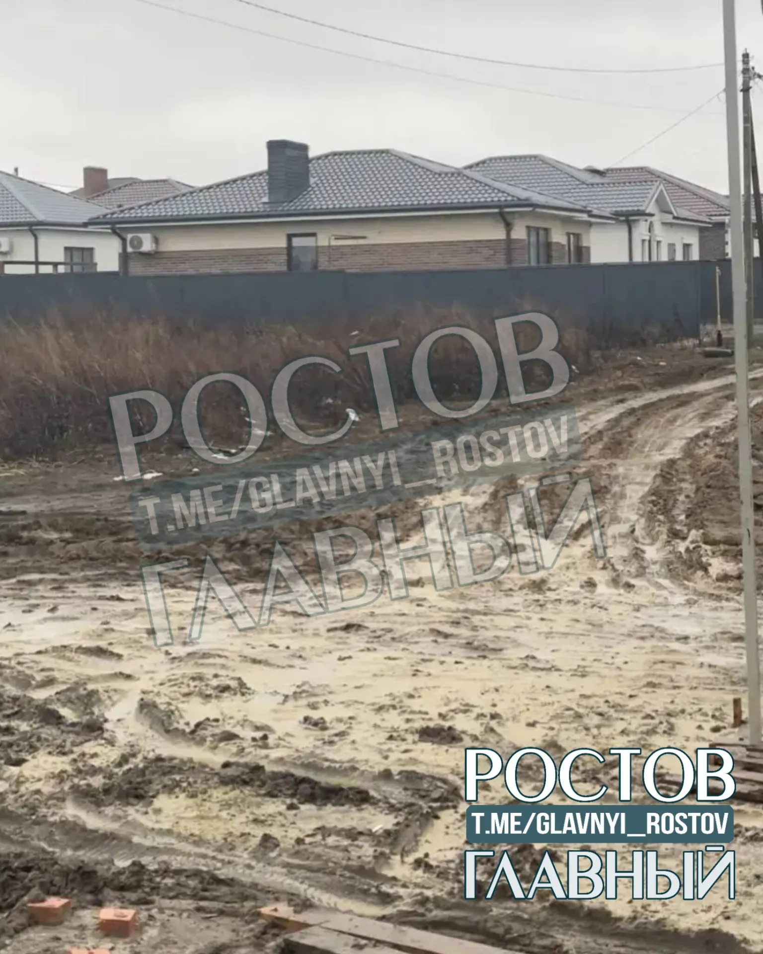 Жительница не согласна с актом о нарушении: администрация считает участок дорогой, а предложенный альтернативный проезд проходит по частным землям и в ненастье непроходим.