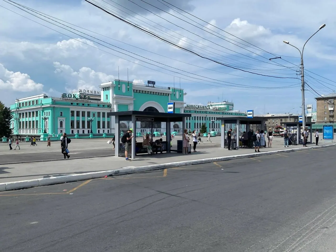 В Новосибирске на площади Гарина‑Михайловского подрядчик уложил около 200 м² асфальта и обновил бордюры на месте, где в течение примерно 20 лет стояли торговые павильоны.