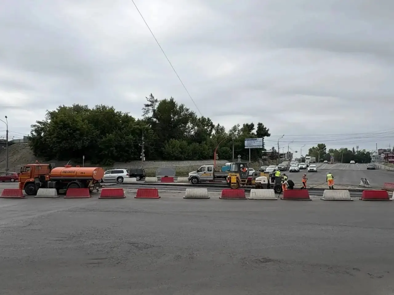 В разных районах города меняют бордюры, выравнивают колодцы и ремонтируют трамвайные пути. Работы приводят к временным ограничениям движения трамваев и автомобилей.