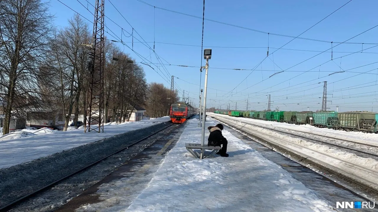 Прокуратура и Роспотребнадзор провели проверки из‑за неубранного снега на платформах: подрядчик, отвечавший за уборку, не исполнял обязанности, им и РЖД выписан штраф в 1,1 млн рублей после смертельного случая на станции Киселиха.