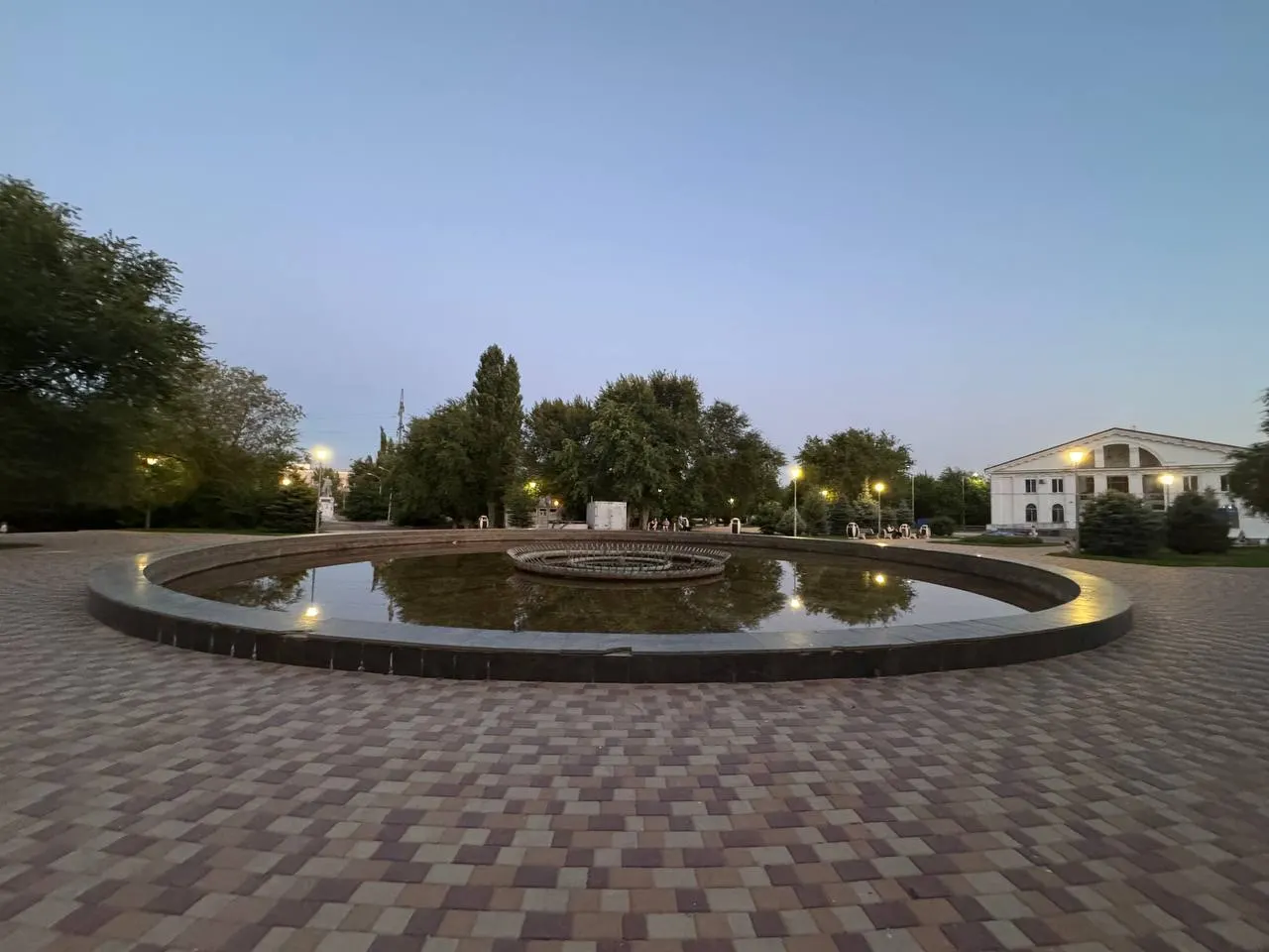 Местные жители жалуются, что в парке рядом с ДК Петрова фонтан в жару не включают: в чаше застоялась вода, струй и брызг нет. Рядом — разбитый памятник и обветшавший дом культуры. В мэрии уточняют, запустят ли фонтан этим летом.