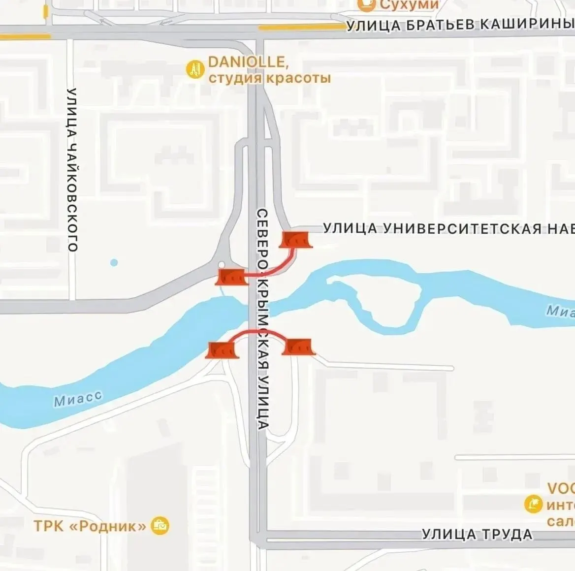 На мосту через Миасс на Северо‑Крымской дороге (в районе «Родника») временно закрыли проезд в обе стороны из‑за подъёма уровня воды и сброса на Шершнях. Власти обещают сообщить, когда движение восстановят.