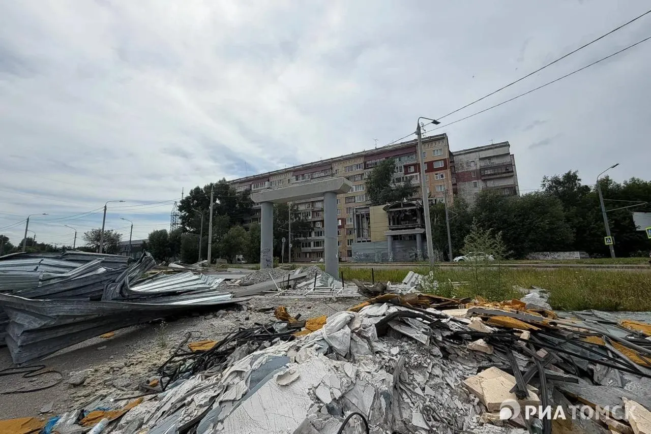 Демонтаж пяти надземных пешеходных переходов в Томске застопорился: подрядчики не завершили работы, а у владельца нет необходимой техники и специалистов.