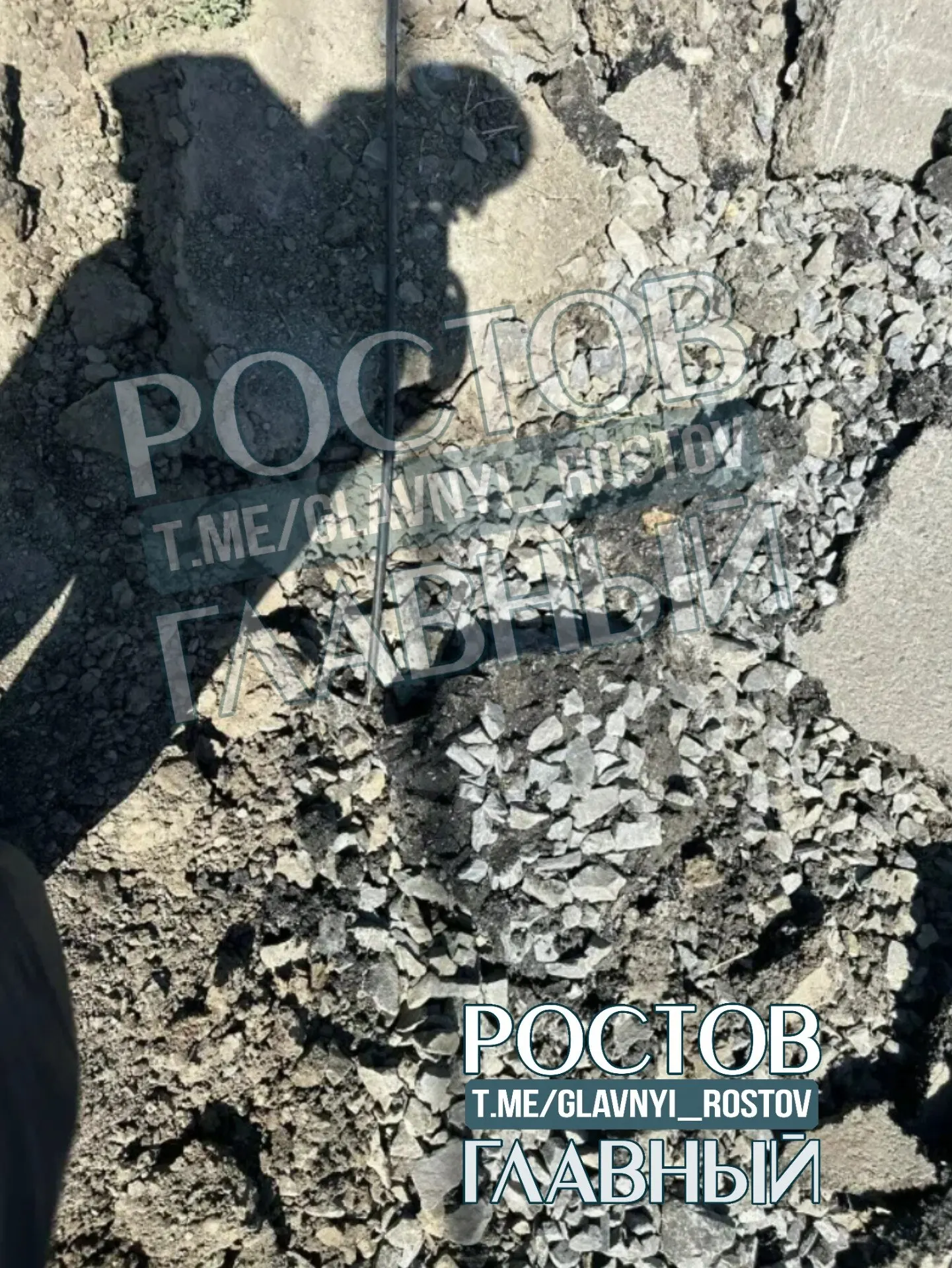 20 июля в КП «Южный» неизвестные полностью перекопали дорогу на въезде и повредили кабели. В поселке много социального жилья — инвалиды, многодетные и ветераны СВО оказались отрезаны от проезда; скорой помощи не удалось вовремя добраться к пациенту.