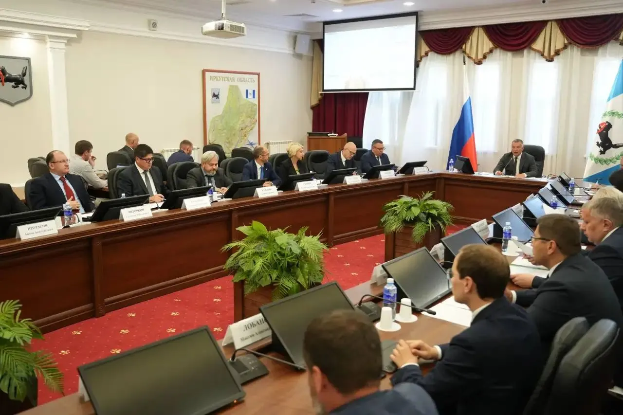 В регионе обновили десятки километров коммунальных сетей и готовятся обеспечить стабильную работу котельных, ТЭЦ, жилых домов и социальных объектов. Приоритет — нормативные запасы топлива и северный завоз.