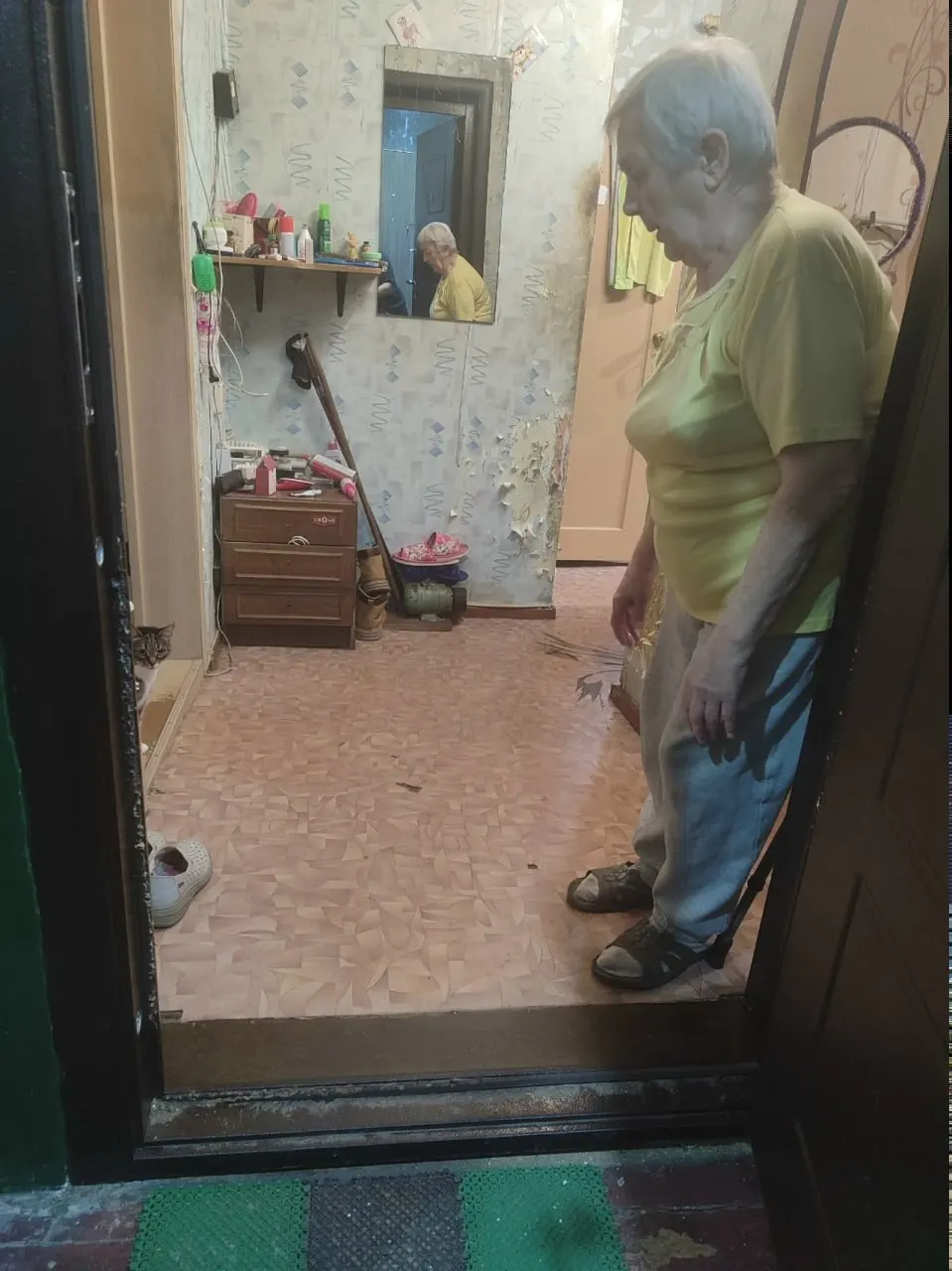 Жительница дома №16Б на улице Советской жалуется, что пол в её квартире проваливается, здание признано аварийным в 2019 году, а переселение жильцов до сих пор не решено.