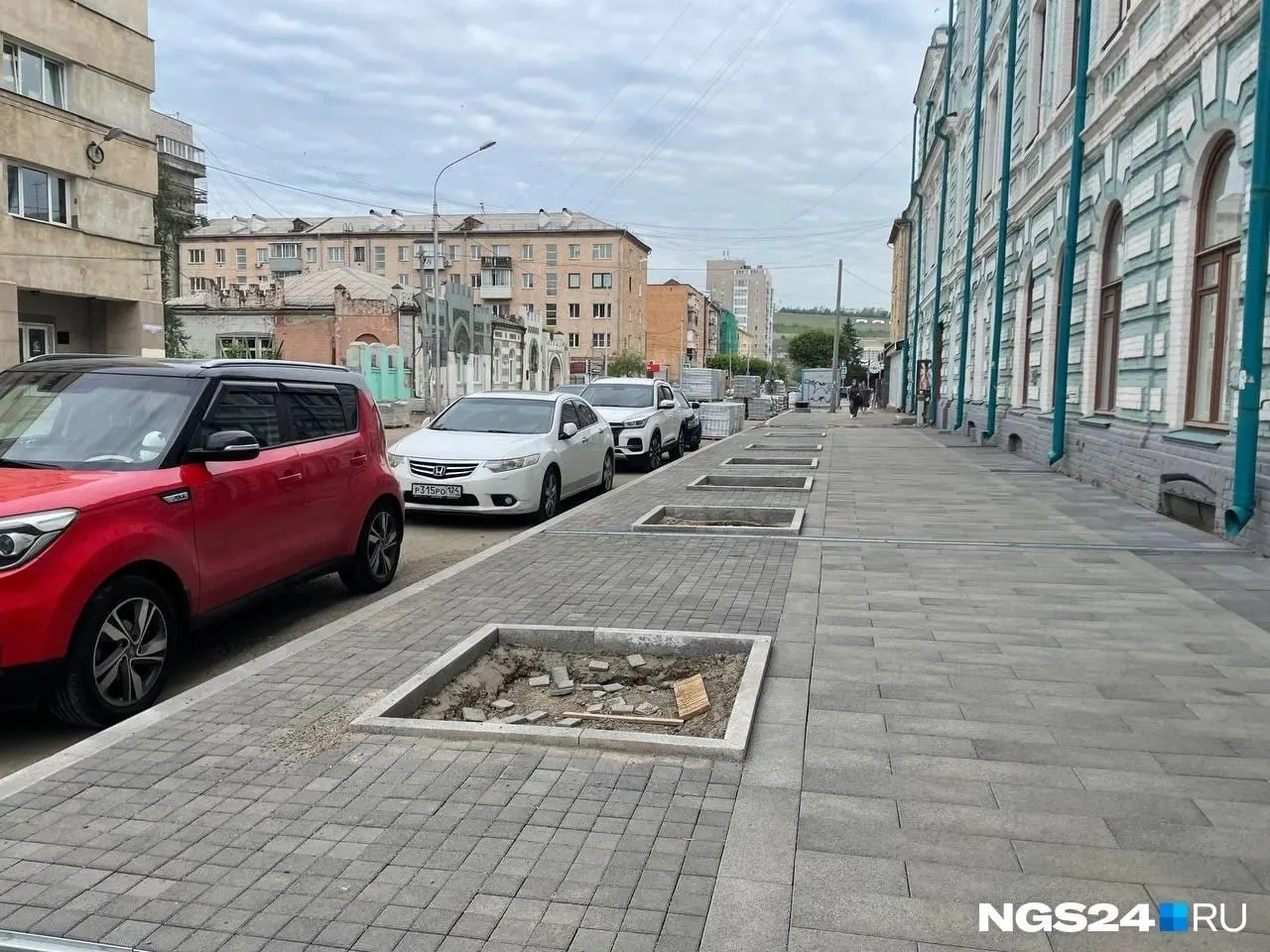 В центре города почти вырубили деревья как больные и аварийные и собираются вновь сажать. Но площадки устроены на уплотнённом гравии и частично забетонированы — плодородного слоя будет не более 10 см, что лишит саженцы воды, воздуха и нормального ухода.