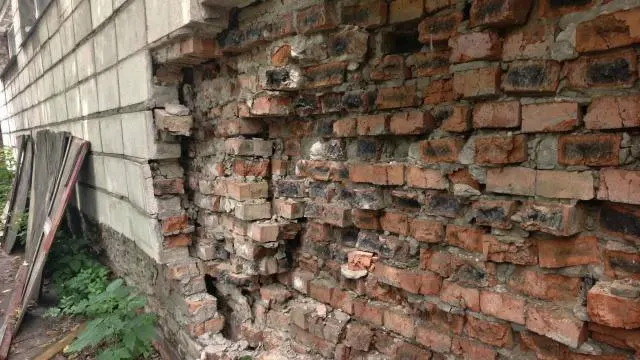 В здании детсада №375 в Омске обрушилась часть кирпичной кладки в помещении бассейна. Родители требуют срочного ремонта и обеспечения безопасности детей.