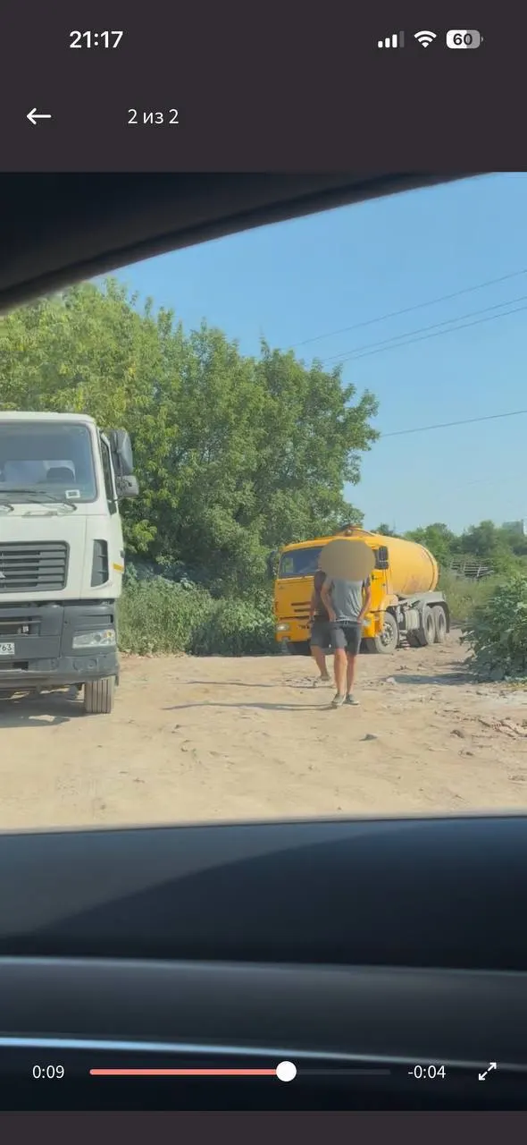 Около гаражей рядом с жилым комплексом неизвестные сливают отходы — по словам жителей, от этого в районе появляется едкий запах и становится трудно дышать. Местные жалуются на бездействие администрации.