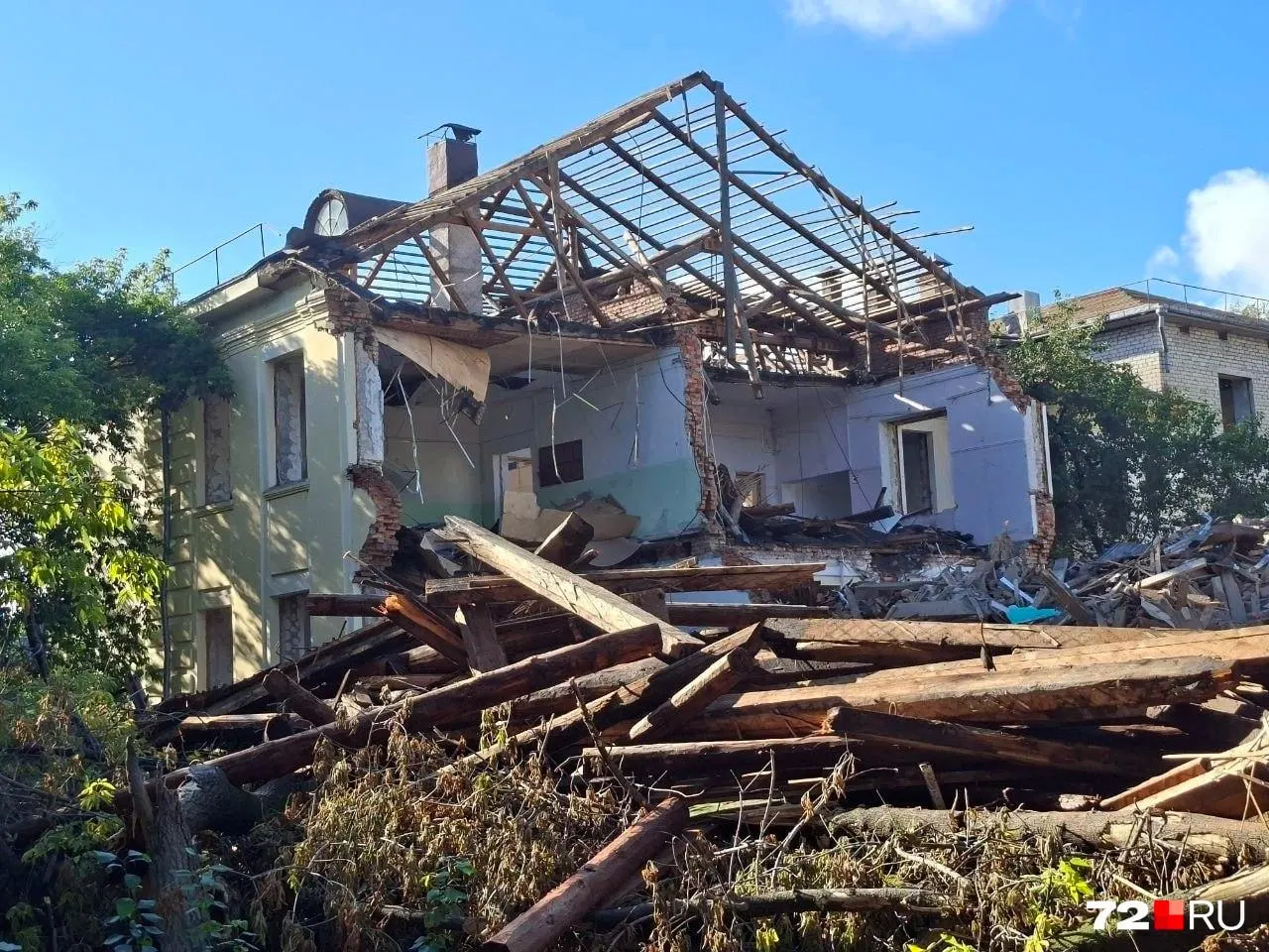 Крыша разобрана, одну из частей корпуса демонтировали. Здание 1953 года постройки недавно признали аварийным.