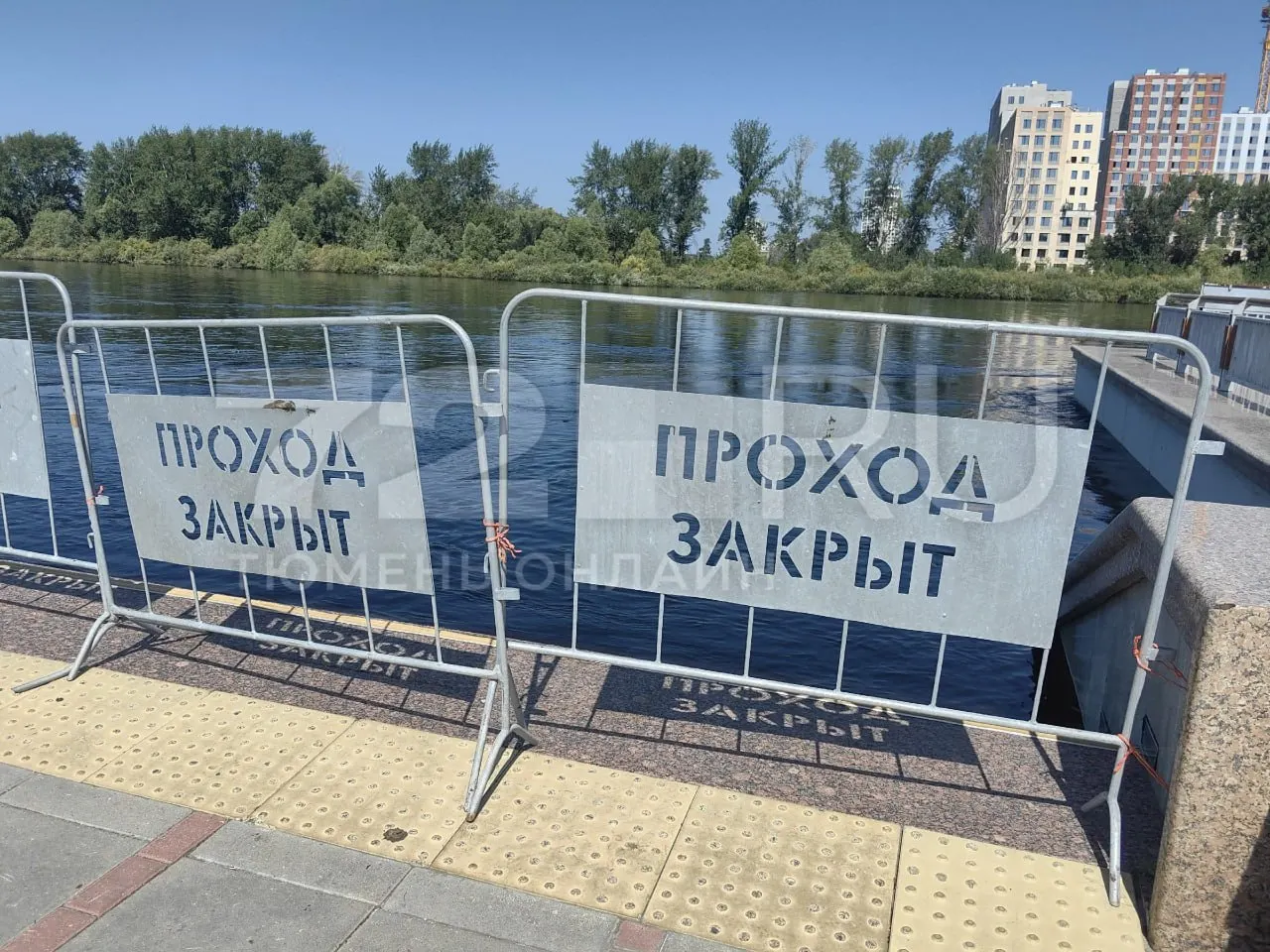 Участок набережной от Масловского взвоза до бара «Водокачка» огородили заборами: вода достигла тротуара, частично отключили электроснабжение из‑за затопления электрощитков.