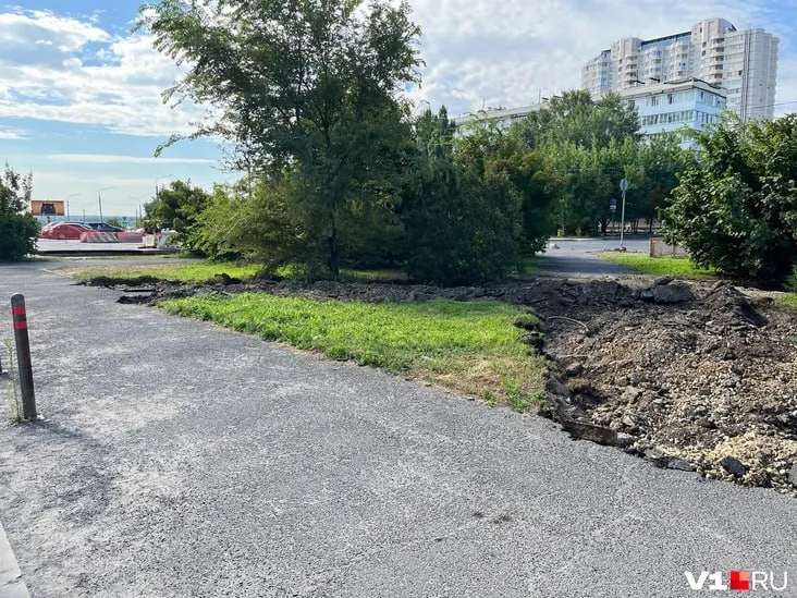 После организации платной стоянки на склоне Центральной набережной техника начала уничтожать сквер между 7‑й Гвардейской и зданием Арбитражного суда: повреждены дорожки и газон. В администрации города уточняют причины работ.