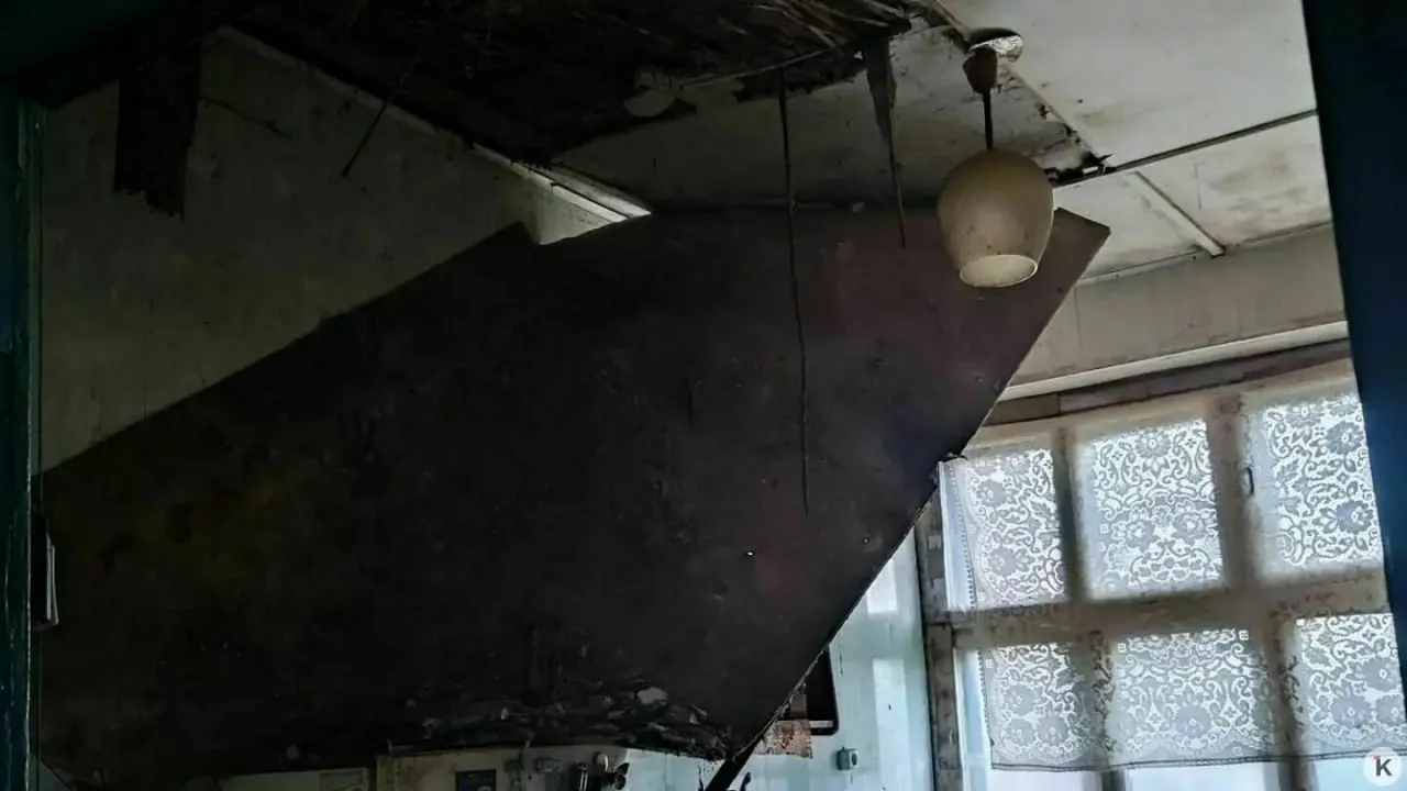 Техническое заключение показало, что часть здания в аварийном состоянии: пять из девяти квартир принадлежат муниципалитету, есть заброшенные секции и обрушения. Выводы экспертов передадут окружным властям, жильцам советуют обратиться в администрацию.
