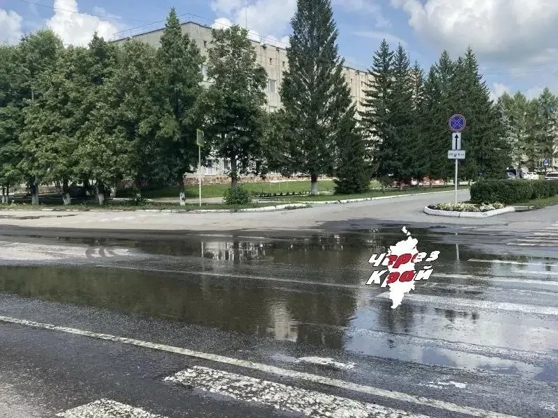 Во второй раз за лето в центре Назарово разлилась зловонная канализационная жижа: лужи подошли к улицам и зданиям, в том числе к зданию администрации. Чиновники откачивают сточные воды, но постоянного решения пока нет.
