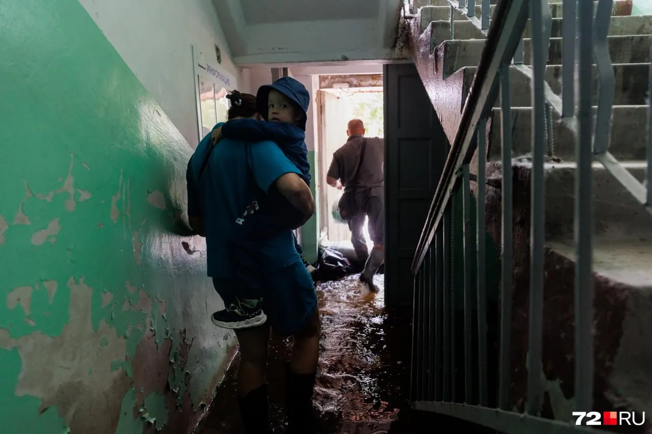 В Тюменской области после сильных дождей поднялся уровень рек: открыты 70 пунктов временного размещения (вместимость — до 30 500 человек), эвакуированы четыре семьи. Затоплены улицы, дворы и подвалы, коммунальные службы фиксируют ухудшение качества воды.