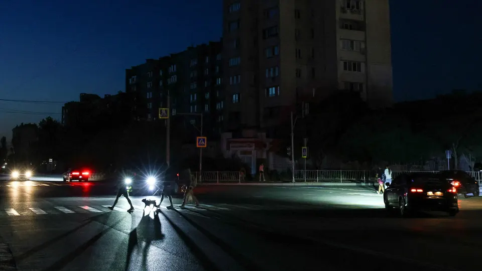 Жителям Джанкойского района говорят ставить отметку воинского учета в паспорте, чтобы претендовать на единовременную выплату 15 тысяч рублей из‑за перебоев с электричеством и водой.