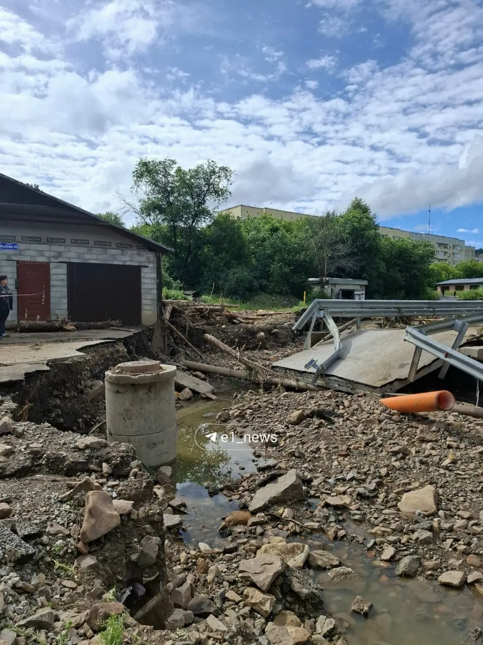 Вверх по реке Заставка вода отрезала подъезды к жилым кварталам: жители вынуждены обходными путями добираться до домов, а часть мостов разрушена или закрыта.