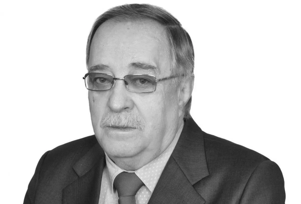 В Омске суд взыскал с ресурсоснабжающей организации 2 млн рублей в пользу детей 78‑летнего учёного Владимира Красницкого, который получил ожоги около 60% тела после провала в яму с кипятком и впоследствии скончался. По факту инцидента возбуждено уголовное дело.