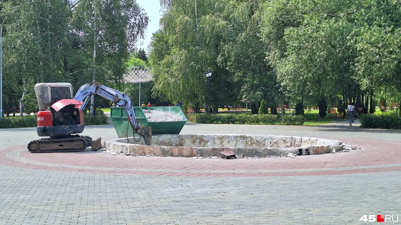 В городском саду снимают облицовку и плитку старого фонтана, который долго не работал. На ремонт выделен 1 миллион рублей, подрядчик — ООО «СМУ-1».