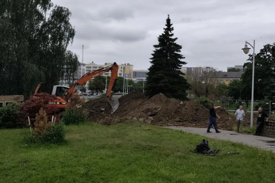 В Калининграде проводят замену изношенных сетей: работы идут на улицах Шевченко и Зарайской — заменят 723 метра труб, предусмотрен прокол под дорогой. После земляных работ подрядчики восстановят благоустройство.