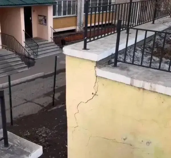Жильцы уже пять лет отмечают трещины в подпорной стене, удерживающей тонны грунта. Ремонт откладывают из‑за спорных ответственных и ограничений по использованию средств.