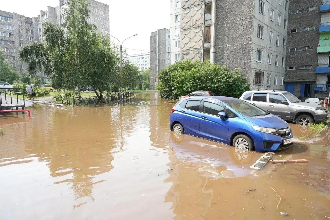 В ночь на 9 июля в Железнодорожном и Центральном районах из‑за подъёма уровня реки Кача подтоплены несколько улиц и электроподстанция; уровень воды снижается, на месте работают службы.
