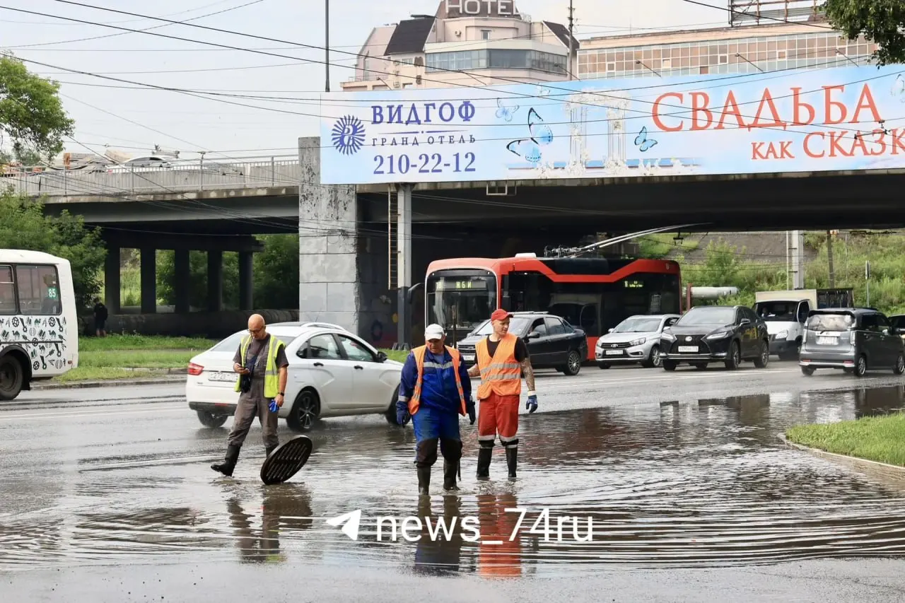 На 16 улицах, включая проспект Ленина, вскрыли и почистили ливнёвки. В коммунальной службе заявили, что при таких объёмах воде потребуется до часа, чтобы уйти.