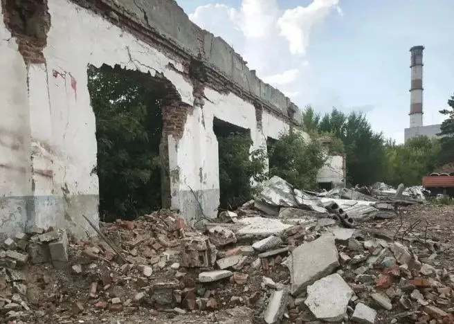 Кирпичная кладка аварийного здания обрушилась на подростка. Следователи осматривают место, опрашивают очевидцев и проверяют действия ответственных лиц.