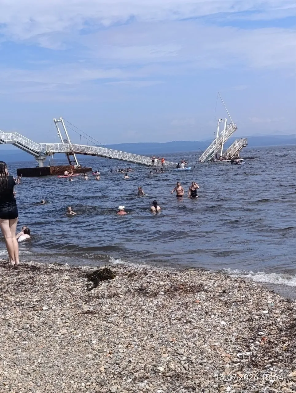 В бухте Муравьиной (Большая Тавайза) обрушился старый пешеходный мост. На момент инцидента на конструкции были дети — по предварительным данным, несколько человек получили травмы, спасатели и очевидцы продолжают поиски возможных пострадавших.