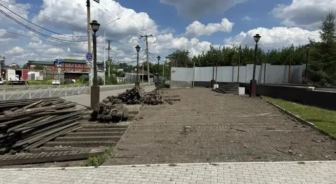Запланирован ремонт почти 200 кв. м настила: деревянные доски прогнили. Ранее на клумбах посередине лестницы уже укладывали гранитную плитку.