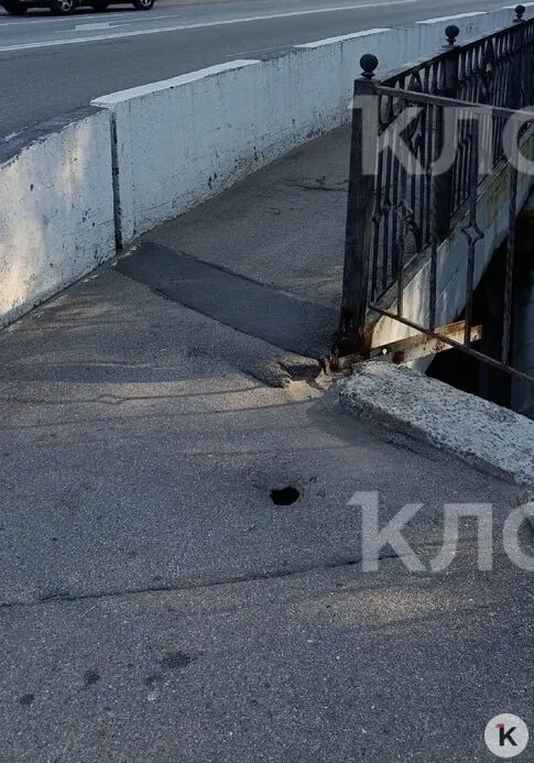 На мостике Литовский ручей напротив Королевских ворот обнаружили провал: под асфальтом — большая и глубокая полость. Очевидцы отмечают, что измерительная лента ушла на три метра и не достигла дна. В Единую диспетчерскую службу направили обращение, проблему пообещали устранить.