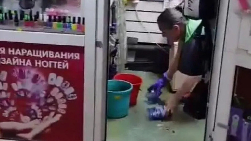 После сильного дождя вода попала в подземный переход на 3-й Дачной: торговые точки частично подтоплены, продавцы вычерпывают воду ведрами.