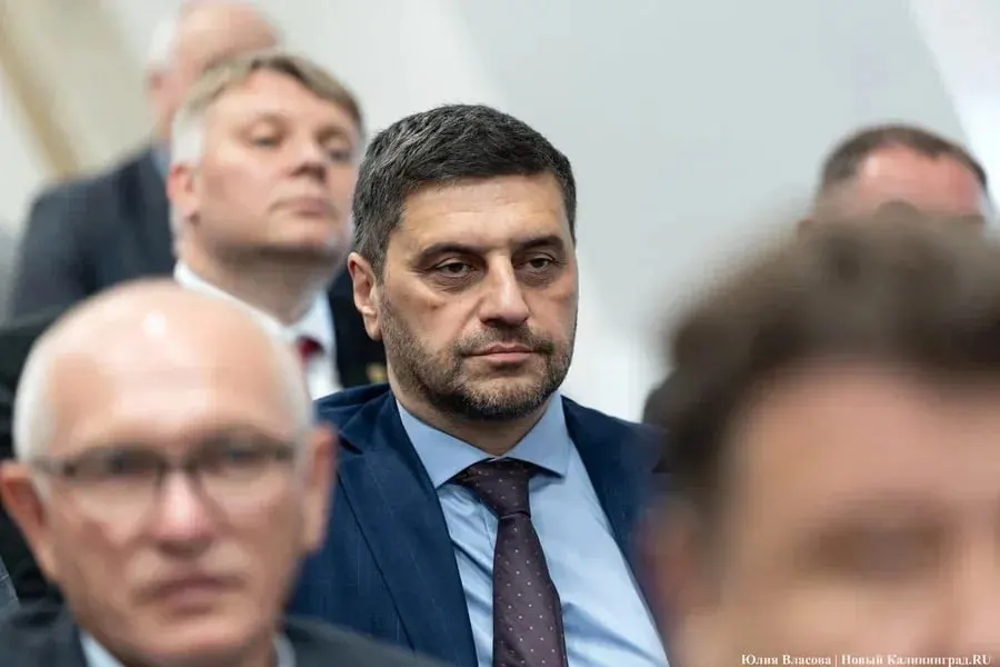 Глава администрации Советского округа Аркадий Данилов предупредил, что масштабного ремонта дорог и тротуаров в Советске ожидать не стоит. Работы по тротуару на улице Липовой продолжаются, для остальных названных улиц глобальных планов пока нет.