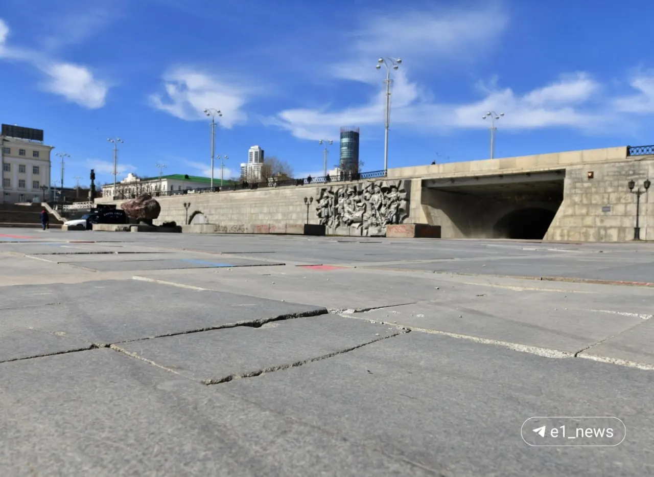 Плитку в сквере снова обновят: на торги выставили работы по замене гранита, выравниванию люков, укладке рулонных газонов и другим работам. Заявки принимают до 6 августа.