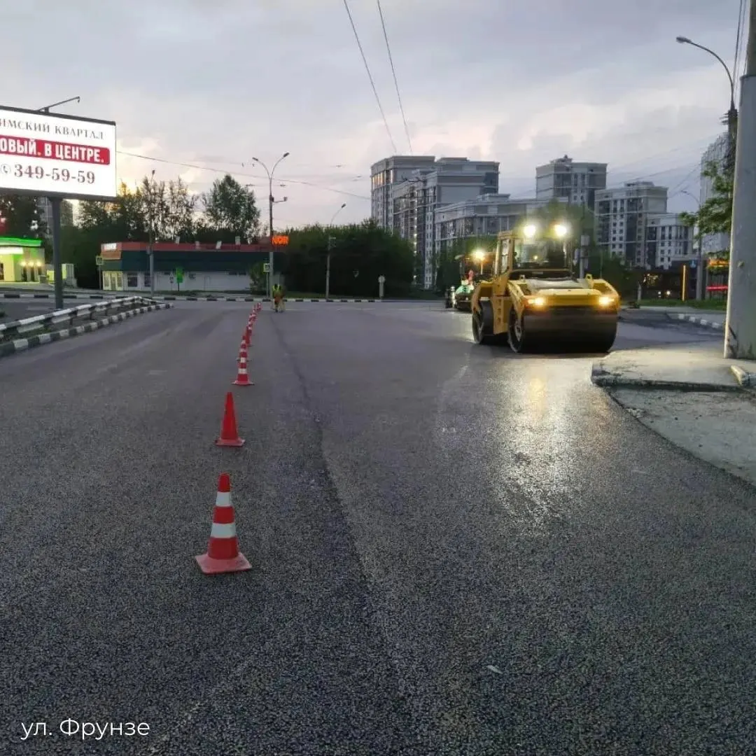 В городе завершили ремонт 12 участков; работы продолжаются на Бердском шоссе и ещё на ряде улиц. Всего в сезоне планируют привести в порядок 34 дорожных участка и 40 пешеходных зон.