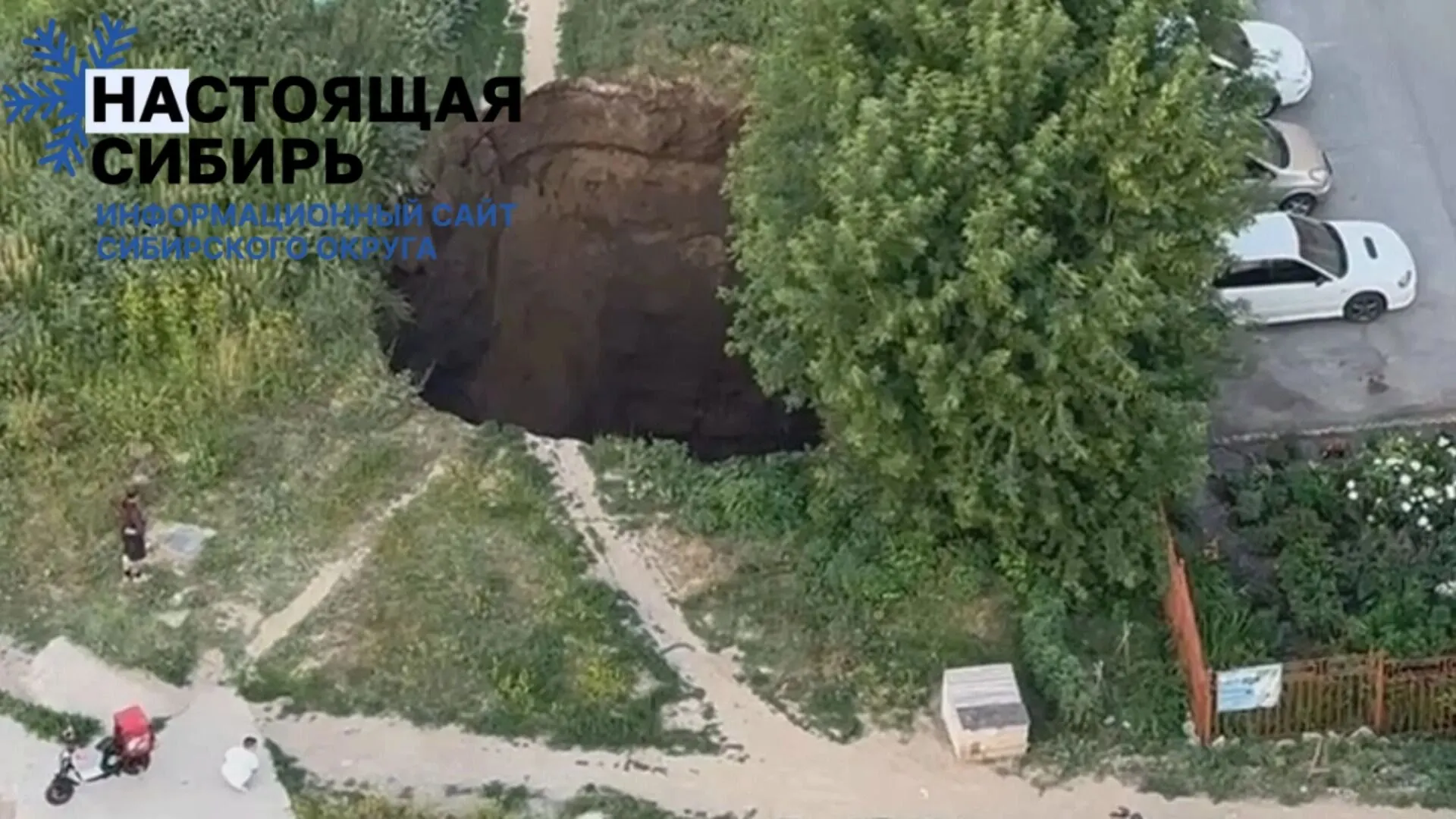 На глубине 18 метров коллектор разрушился и забился железобетоном — стоки перестали проходить. Специалисты за около 10 часов пробили засор и восстановили движение сточных вод. Теперь предстоит ремонт повреждённых участков и благоустройство территории.